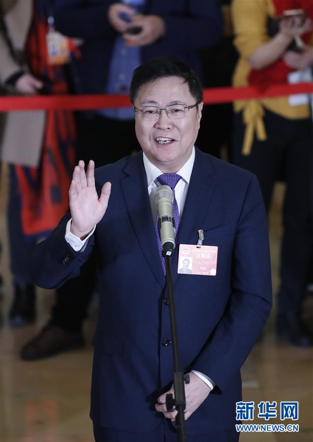 왕닝리(王寧利) 전국정협 위원이 '위원통로'에서 인터뷰를 받고 있는 모습. [촬영: 신화사 천예화(陳曄華) 기자]