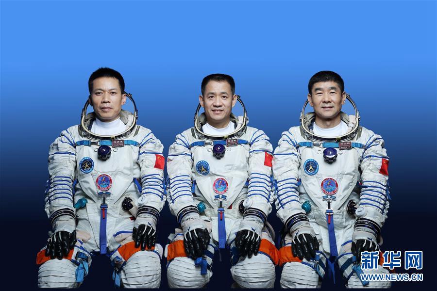 中, 17일 오전 유인우주선 선저우 12호 발사