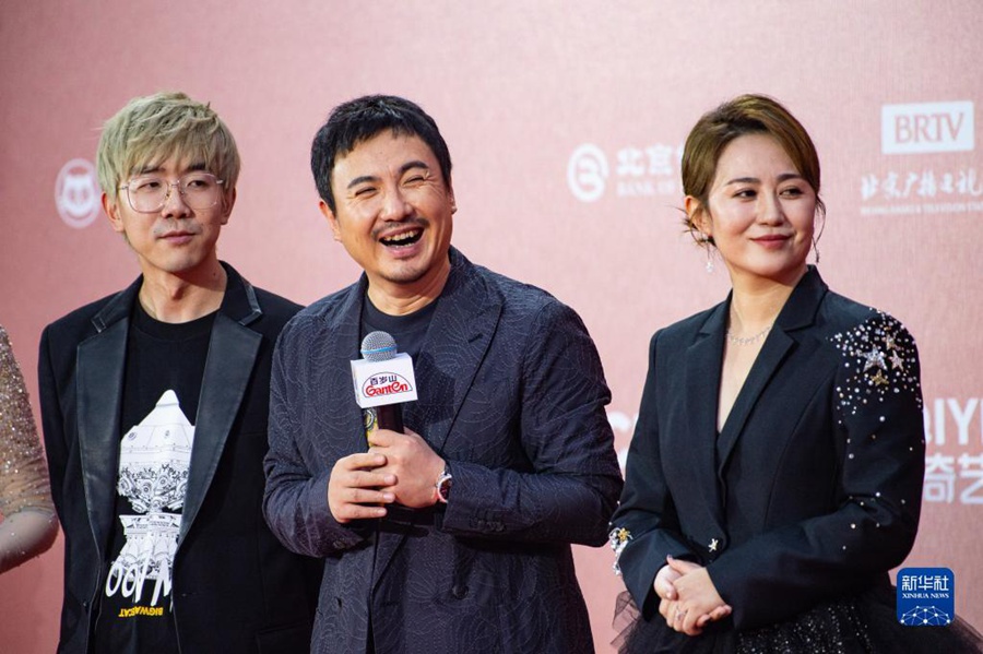 배우 선텅(沈騰, 중간), 마리(馬麗,우) [사진 출처: 신화사]