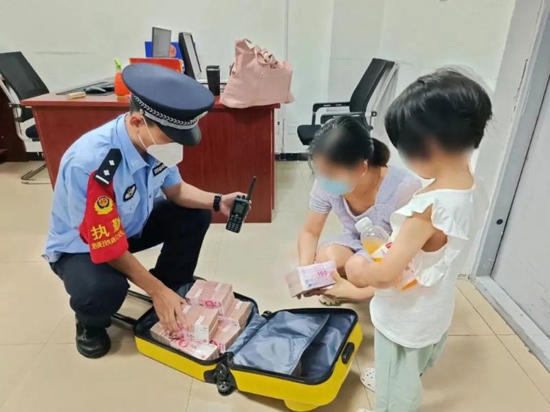 中 백만 위안 들고 고속철도 탄 여성 위한 철도 경찰의 밀착 경호!